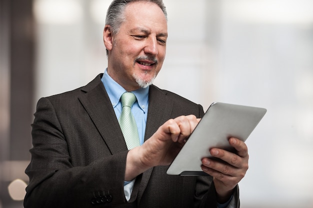 Ritratto di un uomo sorridente con il suo tablet PC