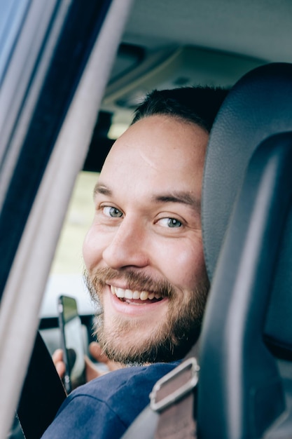 Ritratto di un uomo sorridente in macchina