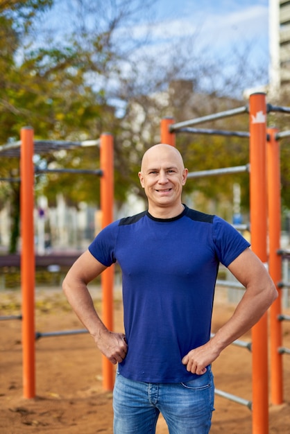 Ritratto di un uomo sportivo al parco giochi all'aperto