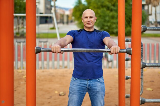 Ritratto di un uomo sportivo all'aperto