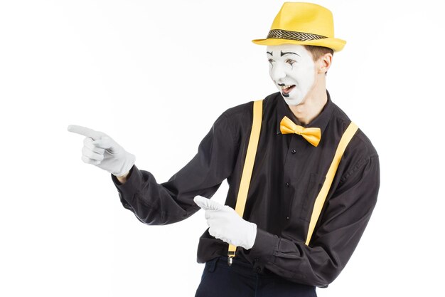 Ritratto di un uomo un artista una pantomima Mostra qualcosa di isolato su sfondo bianco
