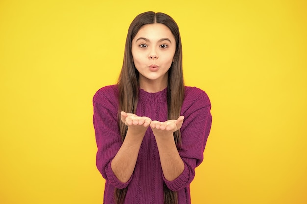 Ritratto di una bambina adolescente isolata su sfondo per studio Concetto di stile di vita dell'infanzia Mock up copy space