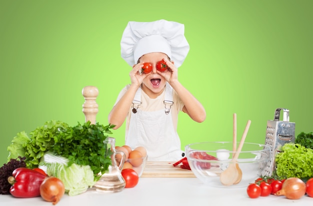 Ritratto di una bambina adorabile che prepara cibo sano in cucina