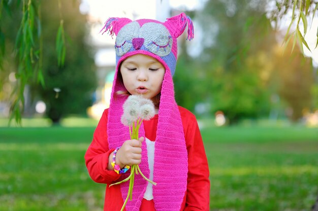 Ritratto di una bambina bella moda