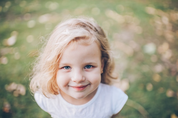 ritratto di una bambina bionda all&#39;aperto