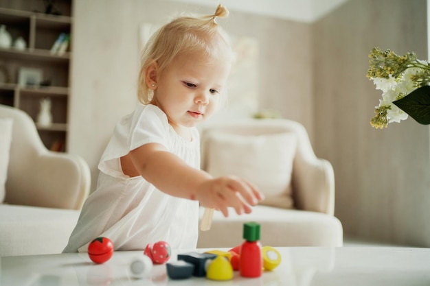 Ritratto di una bambina bionda carina I bambini imparano a casa Uno stato d'animo allegro Il bambino gioca