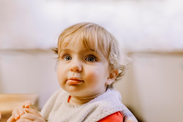 Ritratto di una bambina carina a casa