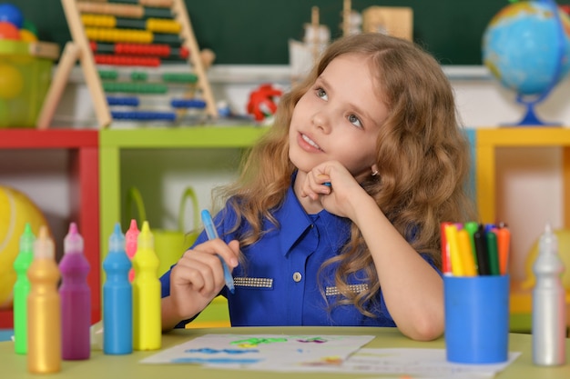 Ritratto di una bambina carina che disegna, a casa