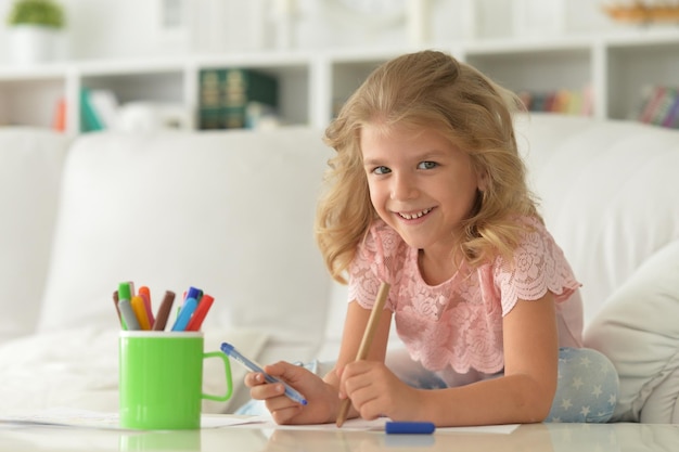 Ritratto di una bambina carina che disegna con i pennarelli
