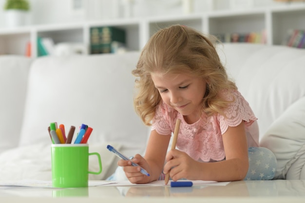 Ritratto di una bambina carina che disegna con i pennarelli