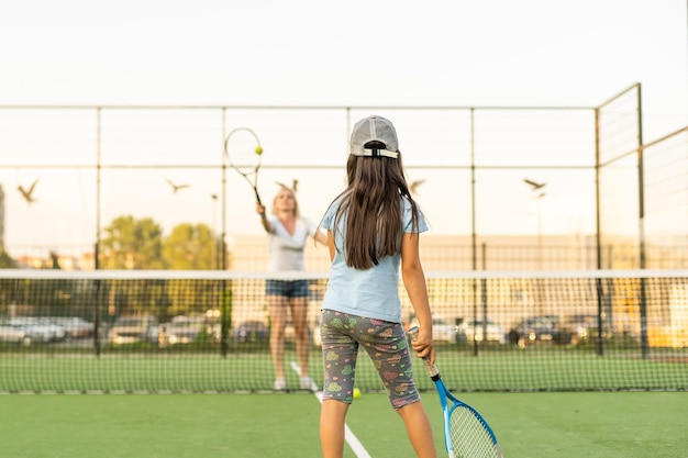 Ritratto di una bambina carina che gioca a tennis