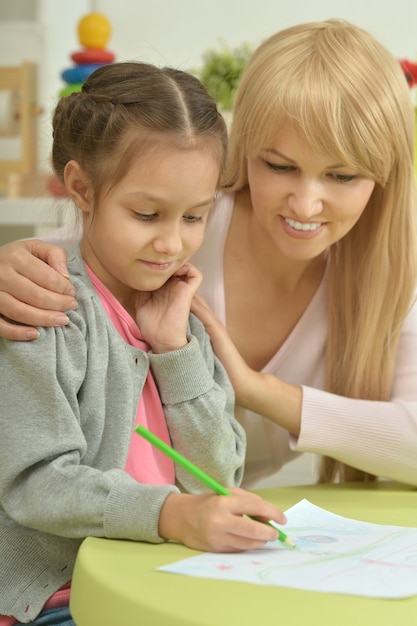 Ritratto di una bambina che dipinge con sua madre