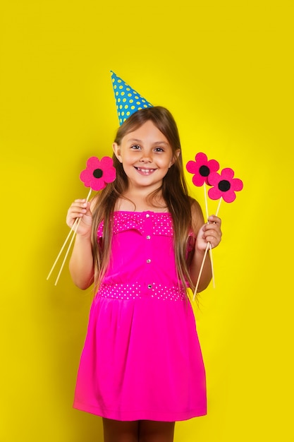 ritratto di una bambina che indossa un cappello da festa per il suo compleanno
