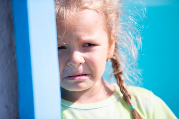 Ritratto di una bambina che piange Il bambino è sconvolto