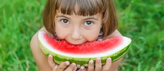 Ritratto di una bambina che tiene un'anguria