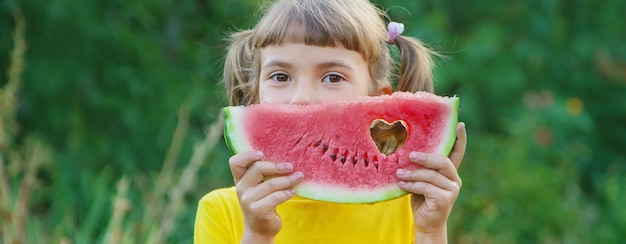 Ritratto di una bambina che tiene un'anguria