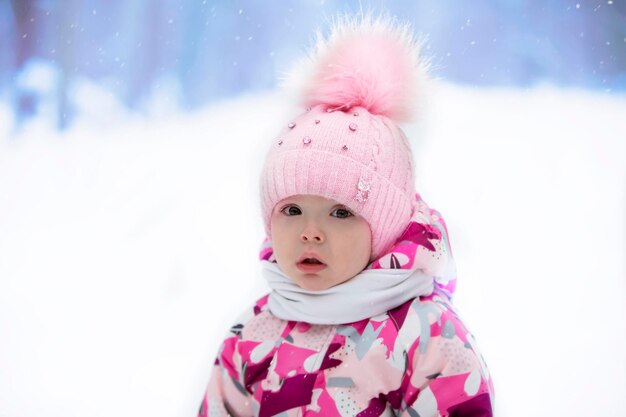 Ritratto di una bambina con un cappello invernale sullo sfondo della natura invernale Bambino in inverno