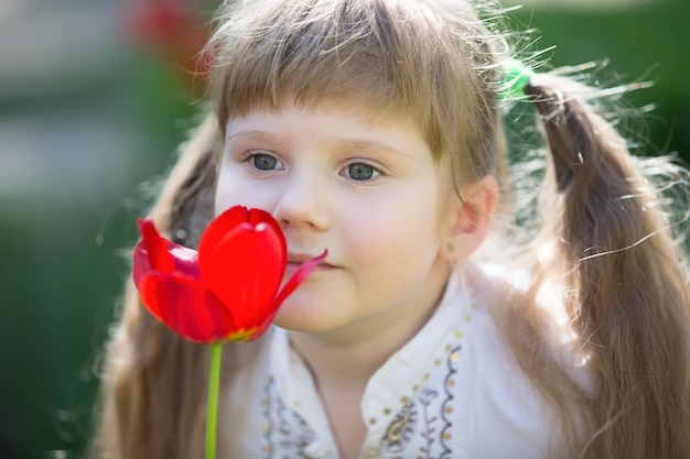 Ritratto di una bambina con un tulipano