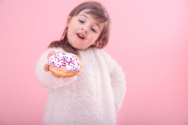 Ritratto di una bambina con una ciambella in mano