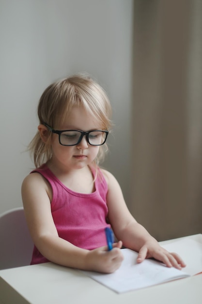 ritratto di una bambina divertente con gli occhiali