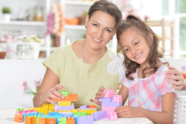 Ritratto di una bambina e sua madre che giocano