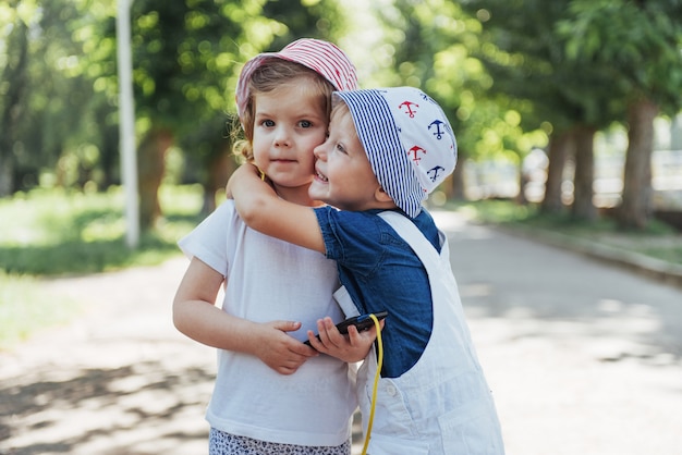 Ritratto di una bambina e suo fratello.