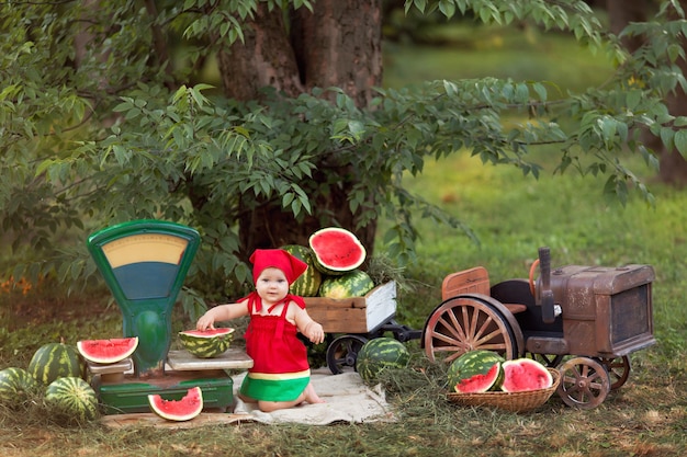 Ritratto di una bambina felice all'aperto.