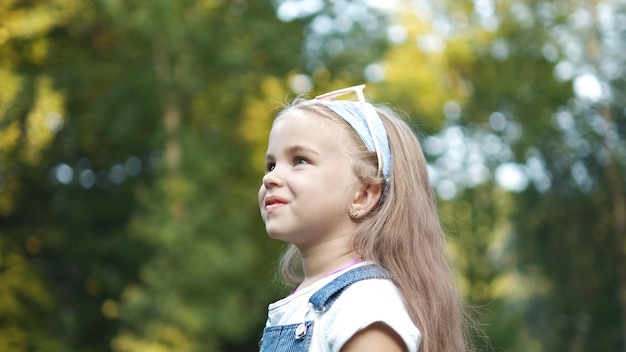 Ritratto di una bambina felice e carina in estate all'aperto