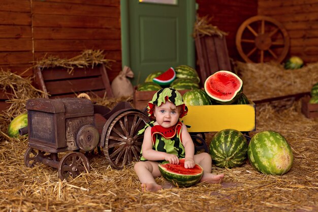 Ritratto di una bambina felice in campagna.