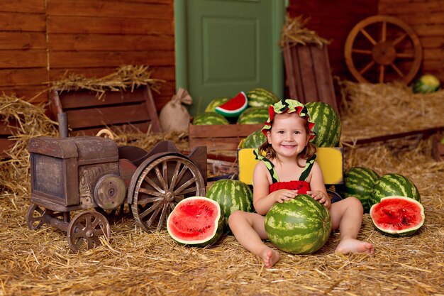 Ritratto di una bambina felice in campagna