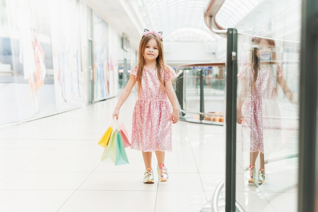 Ritratto di una bambina felice nel centro commerciale.