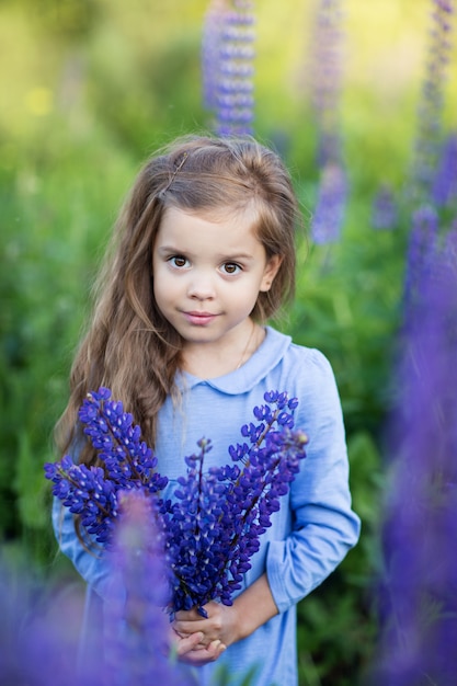 Ritratto di una bambina in fiori viola
