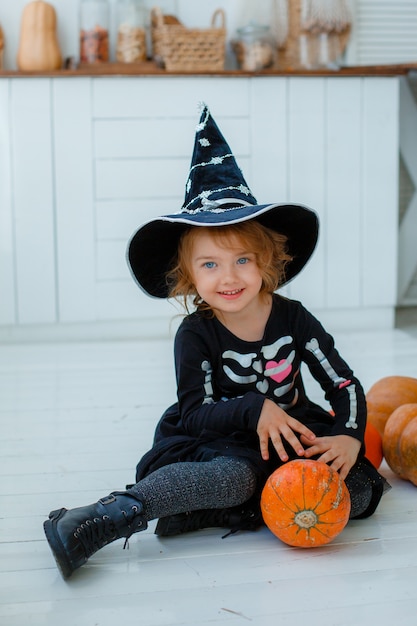 Ritratto di una bambina in un costume da strega