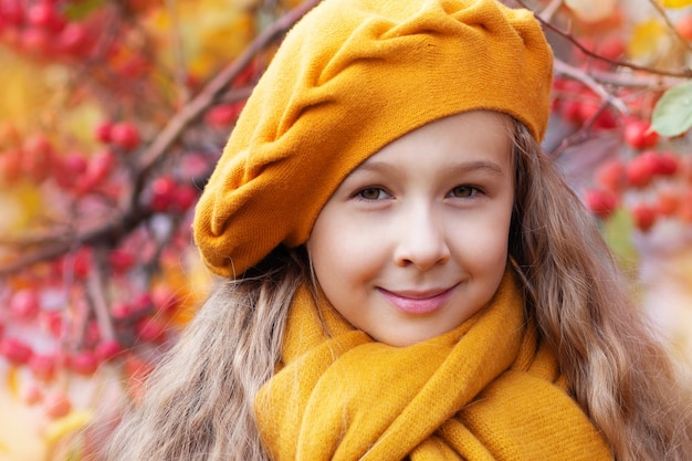 ritratto di una bambina in un parco autunnale