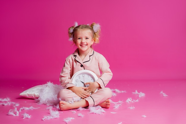 Ritratto di una bambina in un pigiama rosa