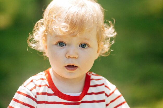 Ritratto di una bambina nel parco Emozioni