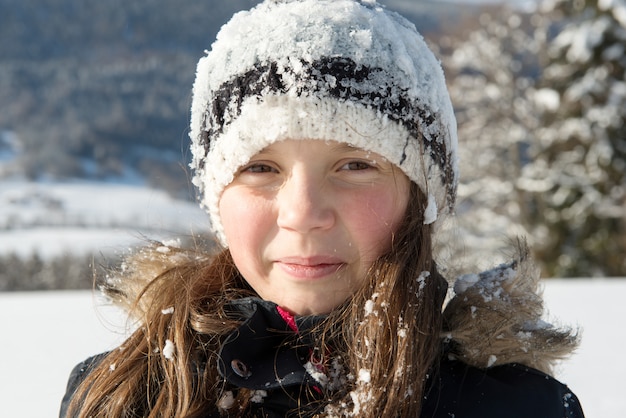 Ritratto di una bambina nella neve