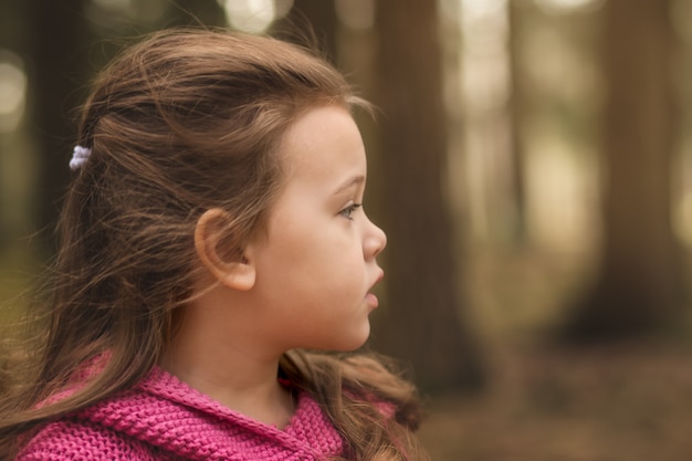 ritratto di una bambina pensierosa