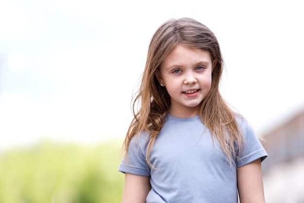 Ritratto di una bambina per strada in estate.