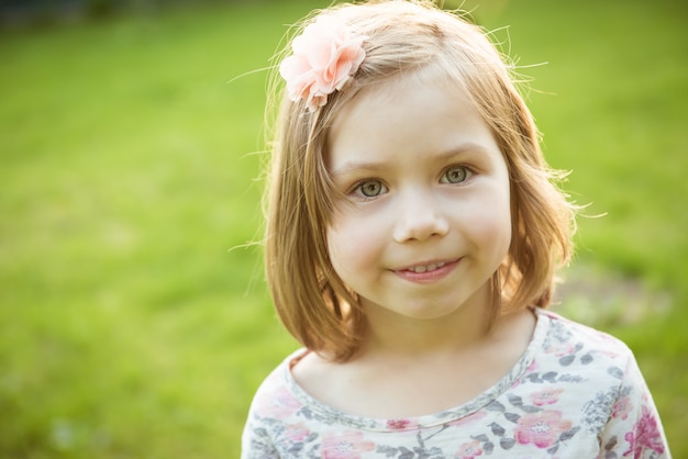 Ritratto di una bambina sorridente all'aperto. Avvicinamento