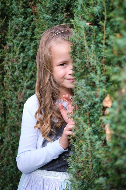 Ritratto di una bella bambina all'aperto