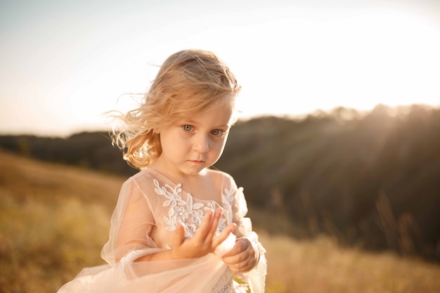 Ritratto di una bella bambina principessa in un abito rosa.