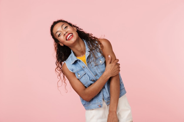 Ritratto di una bella donna africana vestita di gilet di jeans