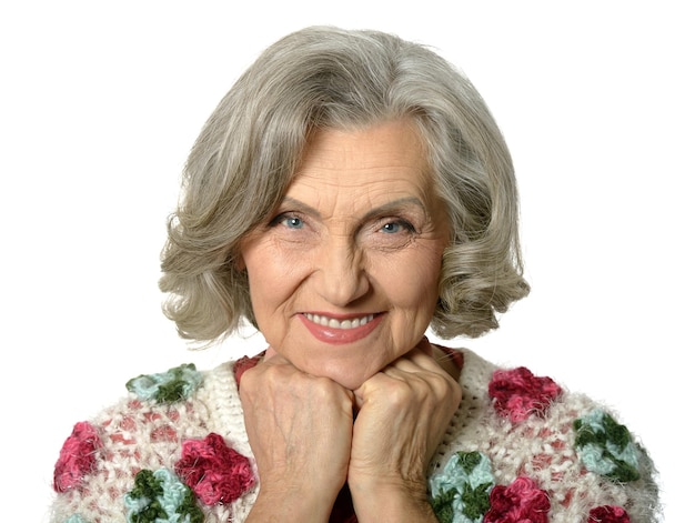 Ritratto di una bella donna anziana felice su sfondo bianco