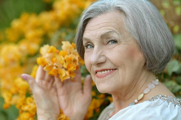 Ritratto di una bella donna anziana felice