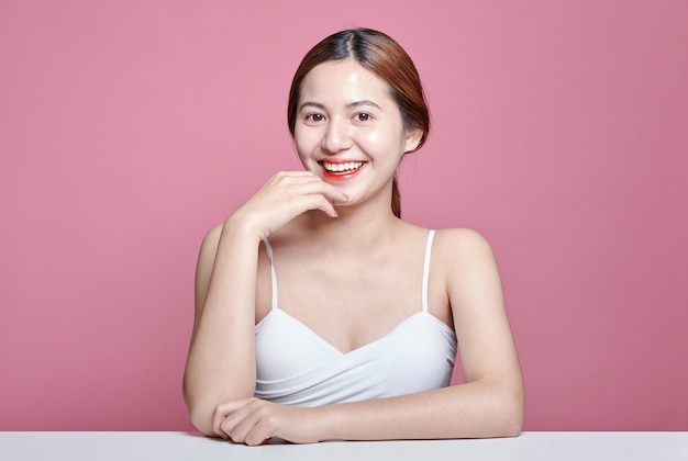 Ritratto di una bella donna asiatica con la pelle giovane, pulita e sana scattato in studio sullo sfondo isolato