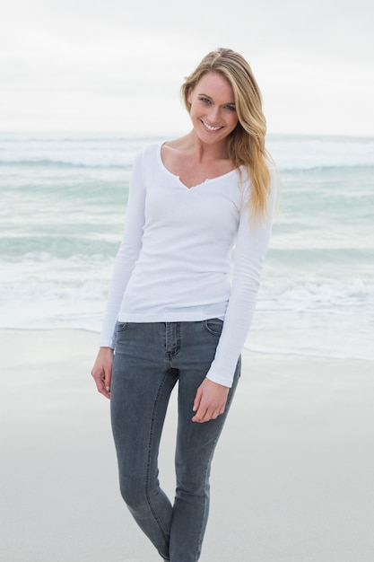 Ritratto di una bella donna casual in spiaggia