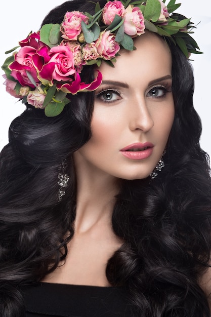 Ritratto di una bella donna con fiori tra i capelli