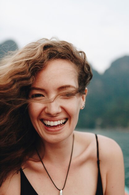 Ritratto di una bella donna con i capelli ricci