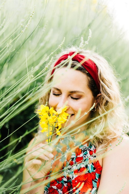 Ritratto di una bella donna con un fiore rosso